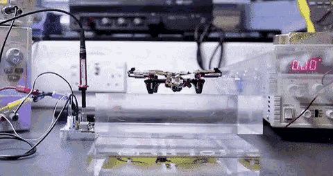 科技的进步!无人机飞行不用电池 用无线电就行